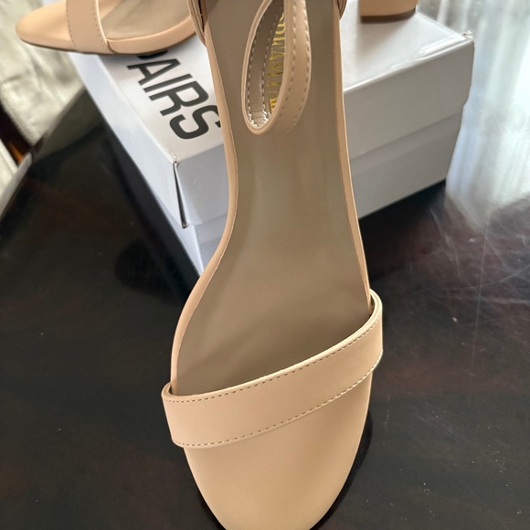 Ladies Sandles - Picture 2 of 5